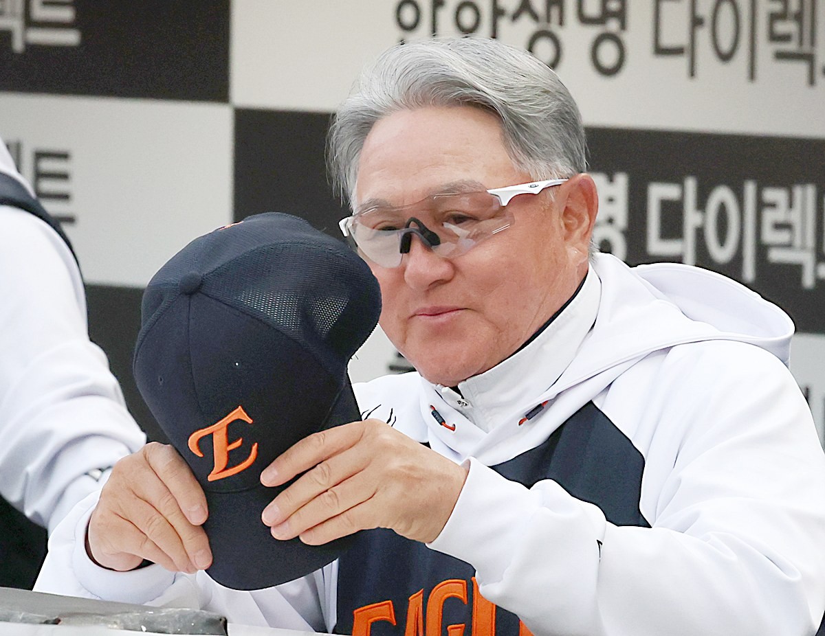 김경문 한화이글스 감독 모습. 기사 이해를 돕기 위한 자료 사진. 한화 이글스를 이끈 김경문 감독이 지휘봉을 내려 놓는다. 김경문 감독은 10일 대전 한화생명볼파크에서 열리는 2026 KBO 리그 NC 다이노스와의 정규시즌 최종전을 앞두고 '팬들에게 정말 죄송하다. 감독으로서는 팬들에게 한 경기라도 더 좋은 경기, 이기는 경기를 많이 보여드려야 하는데 그런 경기를 많이 보여드리지 못했고 홈에서 지는 경기가 많았다. 팬들에게 가장 죄송하다'라고 말했다. 그러면서 '오늘(10일) 경기가 마지막 경기가 될 것이다. 구단에서 나에게 한번 더 기회를 줘서 통산 1000승 기록도 세우고 정말 감사할 뿐이다'라며 '단지 팀을 좀 더 단단하게 만들지 못하고 나가게 돼 감독으로서 죄송하다. 나와 같이 뛰었던 우리 선수들, 또 스태프들, 그리고 프런트까지 모든 일원들에게 감사의 마음을 보낸다'라며 한화 이글스를 떠나는 소회를 밝혔다. / 뉴스1