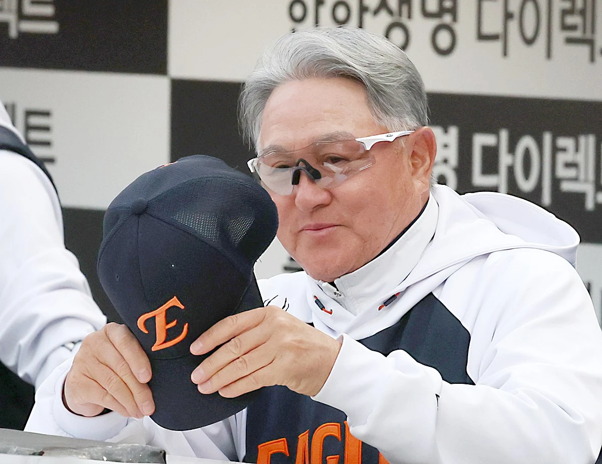 김경문 한화이글스 감독 모습. 기사 이해를 돕기 위한 자료 사진. 한화 이글스를 이끈 김경문 감독이 지휘봉을 내려 놓는다. 김경문 감독은 10일 대전 한화생명볼파크에서 열리는 2026 KBO 리그 NC 다이노스와의 정규시즌 최종전을 앞두고 '팬들에게 정말 죄송하다. 감독으로서는 팬들에게 한 경기라도 더 좋은 경기, 이기는 경기를 많이 보여드려야 하는데 그런 경기를 많이 보여드리지 못했고 홈에서 지는 경기가 많았다. 팬들에게 가장 죄송하다'라고 말했다. 그러면서 '오늘(10일) 경기가 마지막 경기가 될 것이다. 구단에서 나에게 한번 더 기회를 줘서 통산 1000승 기록도 세우고 정말 감사할 뿐이다'라며 '단지 팀을 좀 더 단단하게 만들지 못하고 나가게 돼 감독으로서 죄송하다. 나와 같이 뛰었던 우리 선수들, 또 스태프들, 그리고 프런트까지 모든 일원들에게 감사의 마음을 보낸다'라며 한화 이글스를 떠나는 소회를 밝혔다. / 뉴스1