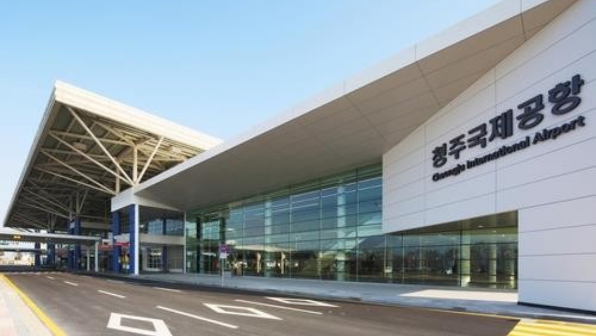 청주국제공항 자료사진. 이날 오후 7시30분께 청주공항을 떠나 제주로 향할 예정이던 제주항공 여객기 객실에서 승객의 보조배터리 화재가 발생했다. 불이 난 시점은 항공기가 활주로 쪽으로 향하기 전으로, 좌석에 앉아 있던 한 승객이 손에 들고 있던 보조배터리에서 불이 발생한 것으로 전해졌다. 주변에 있던 승객이 곧바로 옷으로 배터리를 덮었고, 승무원이 이를 리튬배터리 화재 진압용 파우치에 담가 불을 껐다. 객실 안에 연기가 차면서는 승객 168명 전원이 항공기에서 내려 대피했다. / 청주공항 제공 - 연합뉴스
