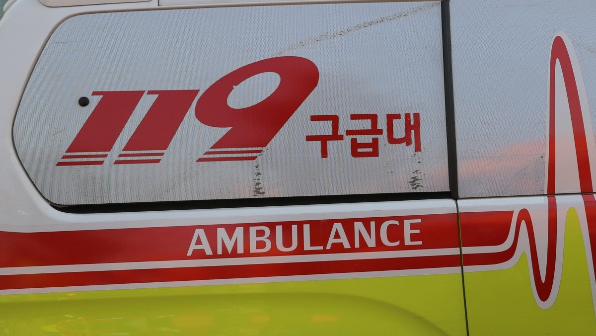 기사 이해를 돕기 위한 구급대 자료사진. 본문과 직접적으로 무관함. 10일 태안해양경찰서에 따르면 이날 오후 2시 15분쯤 태안군 남면 몽산포해수욕장 인근 바다에서 30대 A씨가 숨져 있는 것이 발견됐다. A씨는 전날 가족과 함께 여행왔다. 저녁 식사를 마친 뒤 산책을 하러 나갔으나 이후 돌아오지 않았다. 가족의 신고를 받은 해경과 119 등은 일대에서 수색을 벌여왔다. 해경은 A씨가 숨진 정확한 경위를 조사하고 있다. / 뉴스1