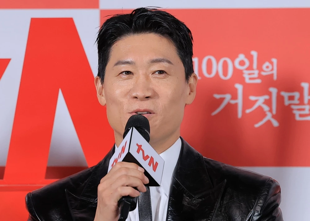 배우 진선규가 9월 29일 서울 용산구 CGV 용산아이파크몰에서 열린 tvN 20주년 특별기획 새 토일드라마 '100일의 거짓말' 제작발표회에 참석해 인사말을 하고 있다. / 뉴스1