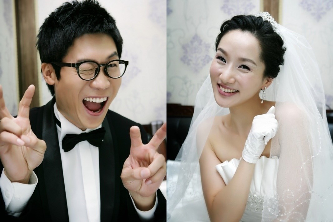 진선규가 10일 SNS를 통해 공개한 과거 웨딩사진. 두 사람이 익살스러운 표정을 짓고 있다. / 진선규 인스타그램