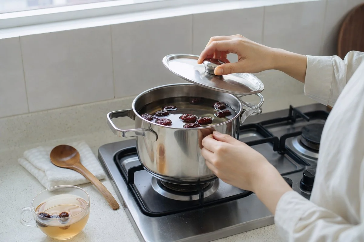 오래 끓일수록 진하고 좋다는 생각부터 내려놓는다 — 내용 이해를 돕는 AI 이미지