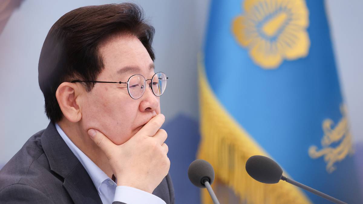 靑 “이 대통령, 대구 상가 붕괴 당일 가족과 골프장…현장서 보고 받아”