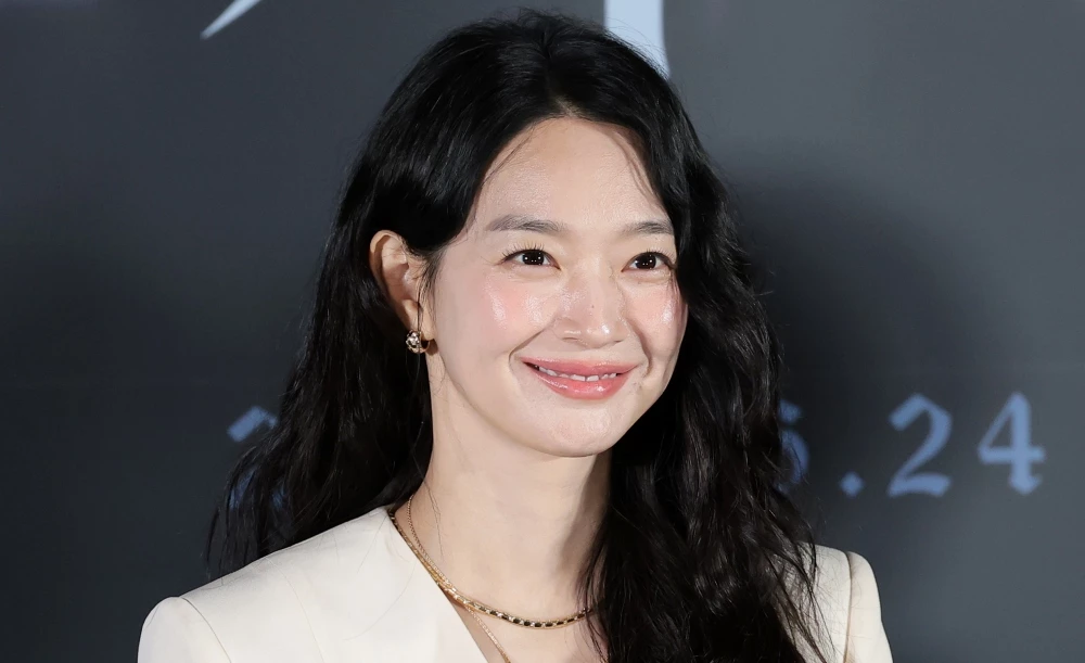 배우 신민아가 6월 15일 서울 용산구 CGV 용산아이파크몰에서 열린 영화 '눈동자' 언론시사회에 참석해 미소를 짓고 있다. '눈동자'는 유전병으로 시력을 점점 잃어가고 있는 서진(신민아)이 쌍둥이 동생 서인(신민아)의 죽음을 둘러싼 의혹을 파헤치다 그 실체와 마주하게 되는 서스펜스 스릴러를 그린 작품이다. / 뉴스1