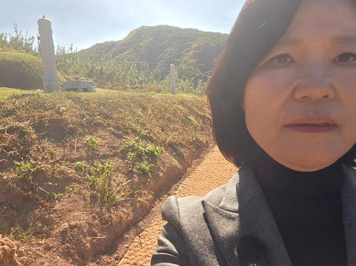 이진숙 국민의힘 의원이 경북 봉화군에 있는 이재명 대통령 부모 묘소를 직접 찾아 농지법 위반 의혹을 제기했다. / 이 의원 페이스북