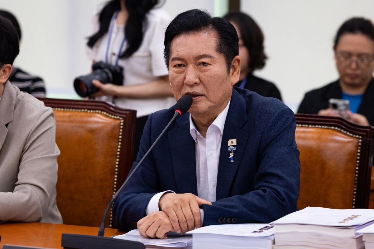 정청래 더불어민주당 의원이 7일 서울 종로구 통일부 남북회담본부에서 열린 국회 외교통일위원회의 통일부 등에 대한 국정감사에서 정동영 장관에게 질의하고 있다. / 뉴스1