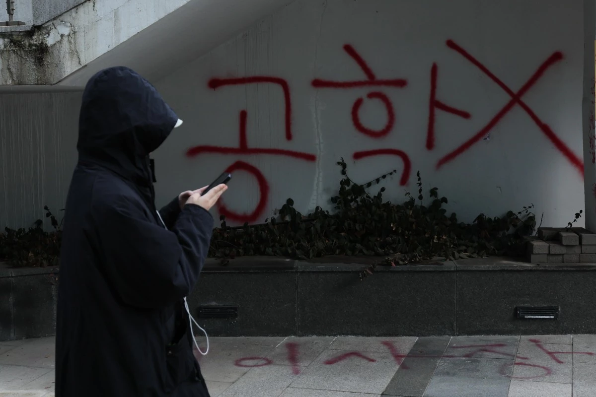 2025년 12월 9일 오후 성북구 동덕여자대학교에 공학전환에 반대하는 래커 시위 흔적이 남아 있다. / 뉴스1