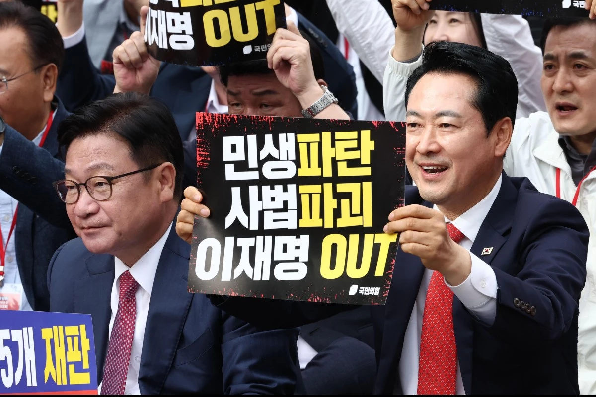 국민의힘 장동혁 대표와 정점식 원내대표가 3일 오후 서울 중구 숭례문 앞에서 열린 민생회복·안보수호 국민행동대회에 참석해 구호를 외치고 있다.  / 뉴스1