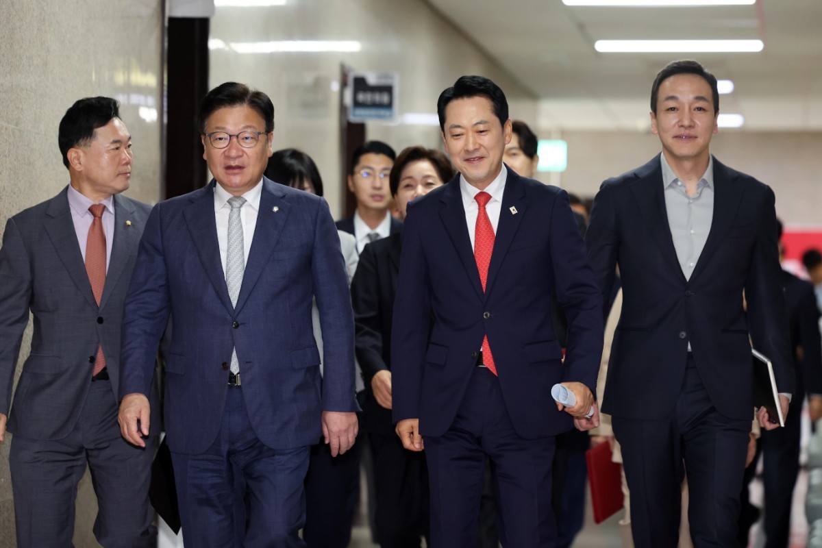 국민의힘 장동혁 대표와 정점식 원내대표가 1일 오전 서울 여의도 국회에서 열린 최고위원회의에 참석하고 있다. / 뉴스1
