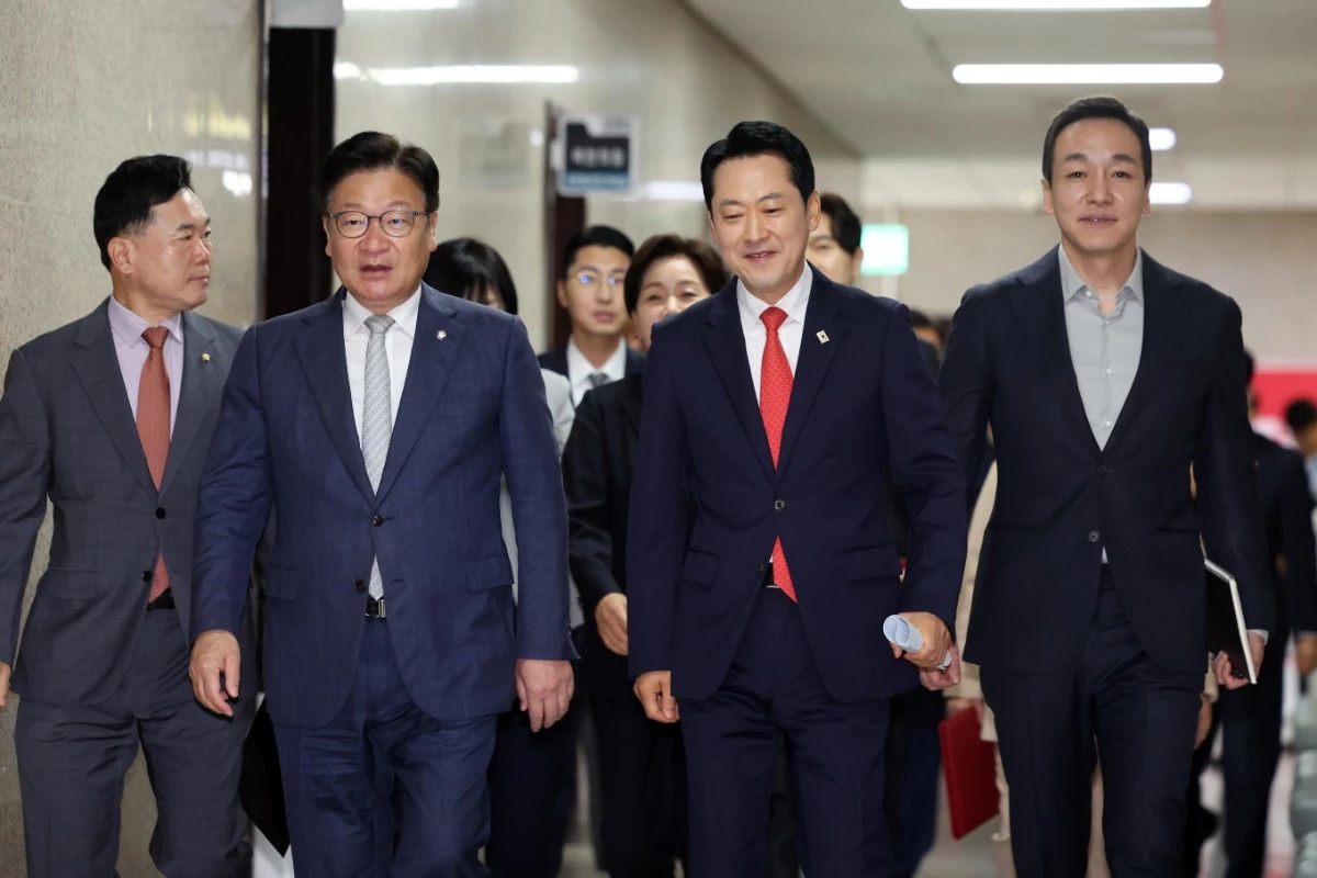 국민의힘 장동혁 대표와 정점식 원내대표가 1일 오전 서울 여의도 국회에서 열린 최고위원회의에 참석하고 있다. / 뉴스1