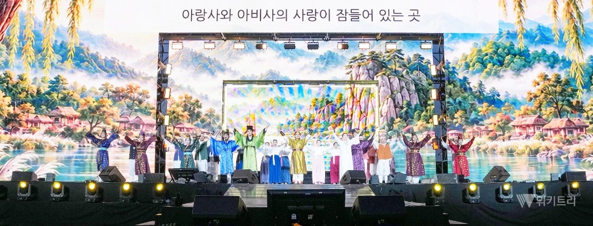 나주시(시장 윤병태)는 지난 10월 8일 열린 ‘2026 나주영산강축제’ 주무대에서 나주시립합창단이 야심 차게 준비한 창작음악극 ‘아랑사 아비사’가 수많은 시민과 관광객들의 열띤 호응과 환호 속에 성공적으로 마무리됐다. / 나주시