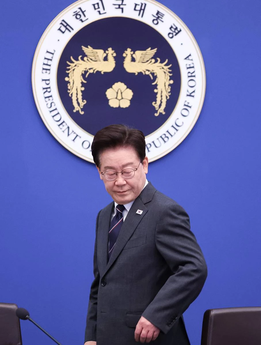 이재명 대통령이 지난 6일 청와대에서 열린 국무회의에서 국민의례를 마친 후 자리에 착석하고 있다 / 뉴스1