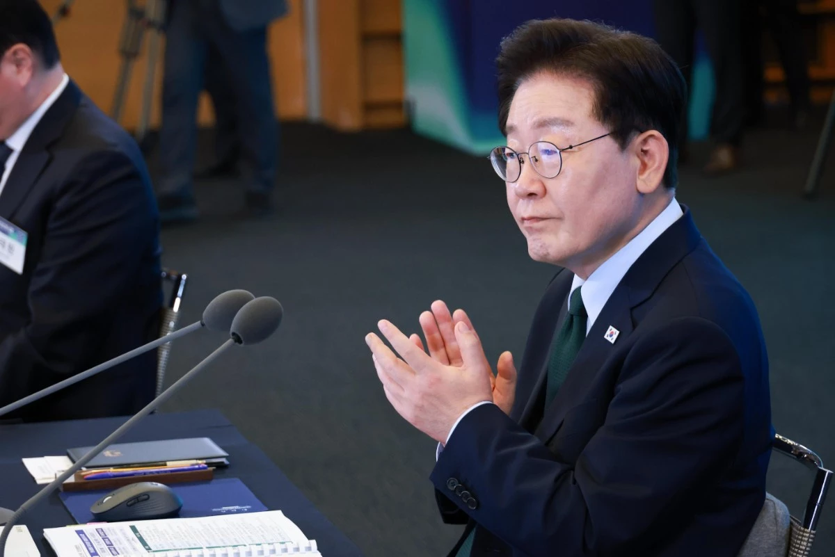 이재명 대통령이 7일 서울 시내 한 회의장에서 열린 한국형 녹색대전환(K-GX) 전략 국민보고회에서 박수를 치고 있다. / 뉴스1 (청와대통신사진기자단)