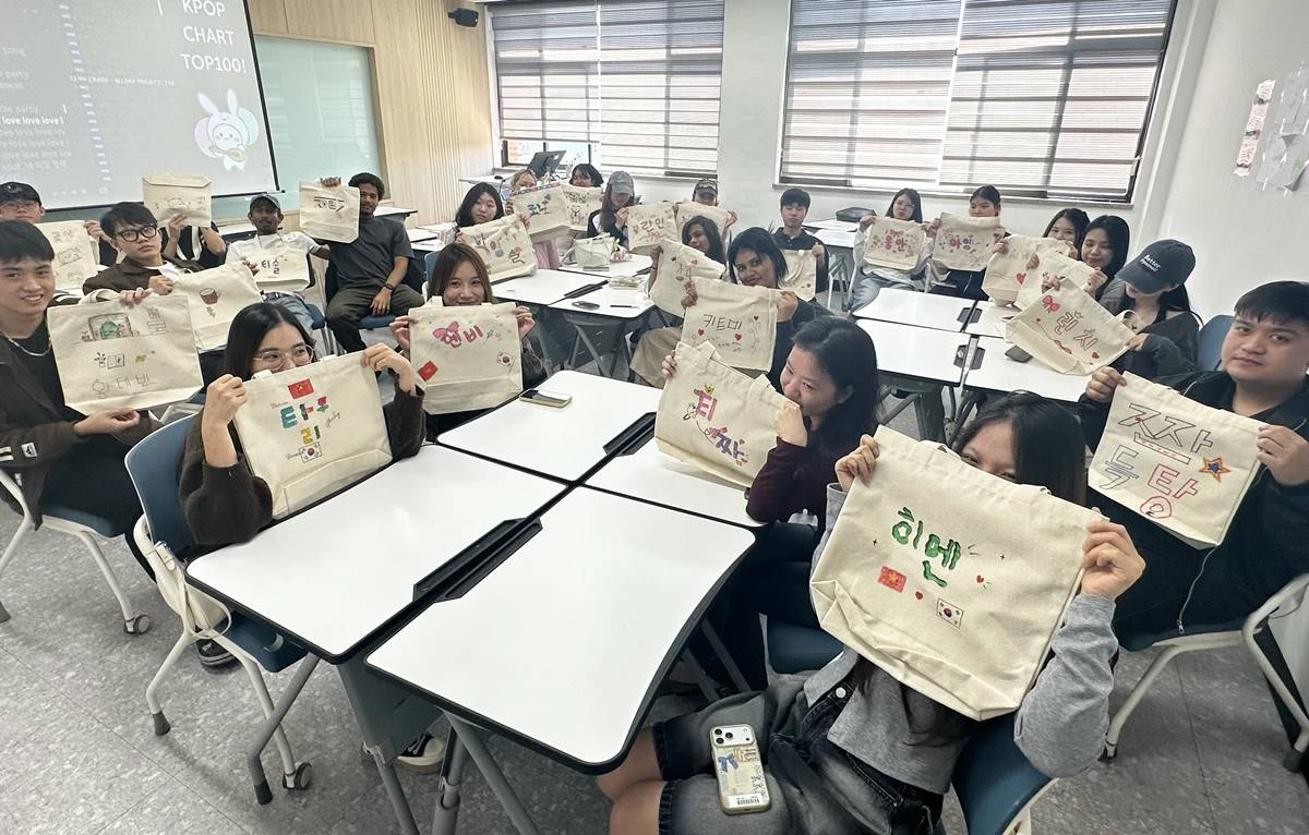 계명문화대 외국인 유학생들이 직접 제작한 한글 디자인 에코백을 들고 기념촬영을 하고 있다. / 계명문화대