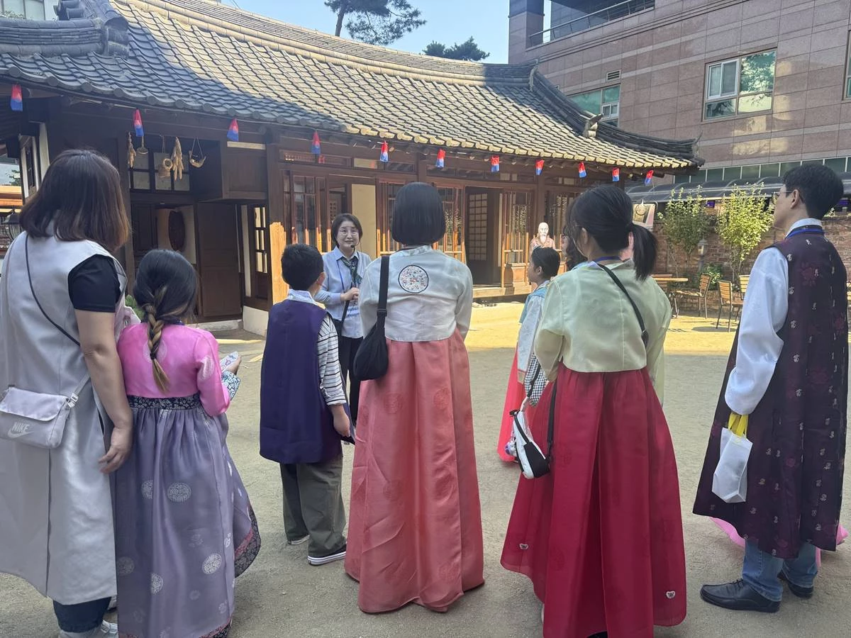 대구시교육청의 우리동네 행복 투어 프로그램에 참여한 학부모와 자녀들이 문화해설사의 말을 경청하고 있다. / 대구시교육청