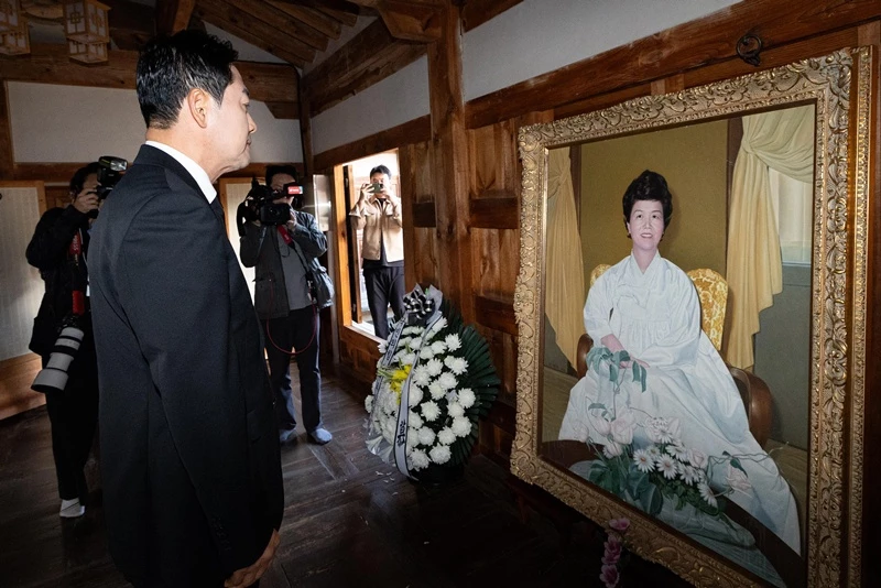 고 육영수 여사 생가에 전시된 사진 / 뉴스1