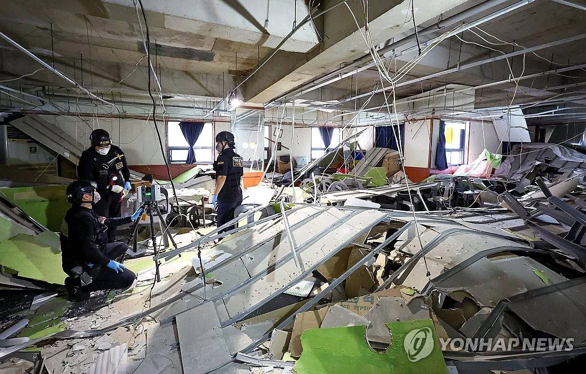 11일 오전 대구 북구 관음동의 한 상가건물 2층에서 국립과학수사연구원과 경찰 감식반 등이 전날 발생한 천장 마감재 붕괴 원인을 밝히기 위한 합동 현장 감식을 진행하고 있다 / 연합뉴스