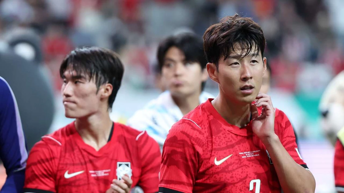 지난달 28일 서울 마포구 서울월드컵경기장에서 열린 축구 국가대표팀 평가전 대한민국과 우루과이의 경기에서 1-4로 패배한 대한민국 손흥민이 관중석을 향해 인사하고 있다. / 뉴스1