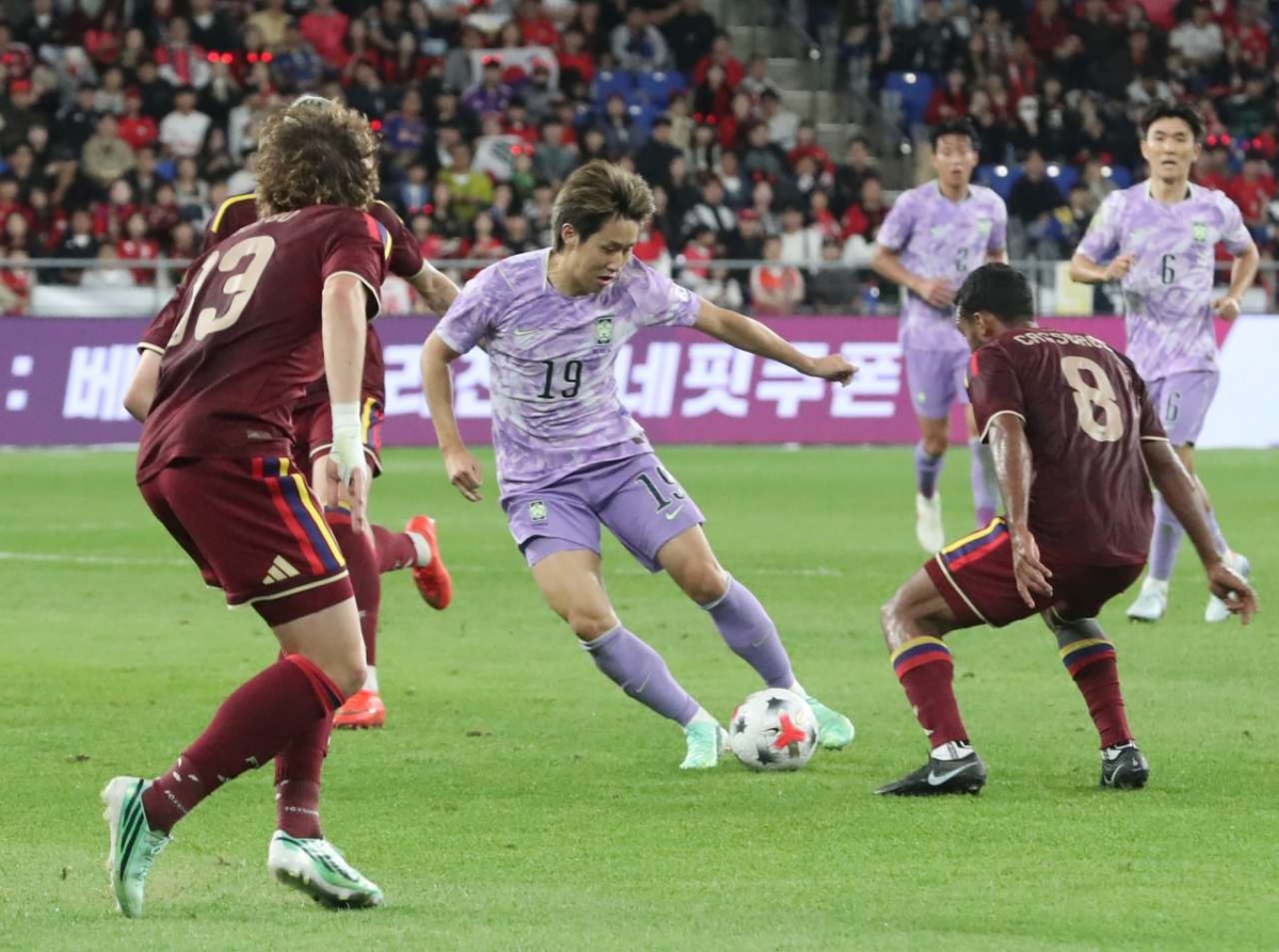 지난 2일 울산 남구 문수월드컵경기장에서 열린 축구 국가대표팀 평가전 대한민국과 베네수엘라의 경기, 대한민국 이강인이 드리블을 하고 있다. / 뉴스1