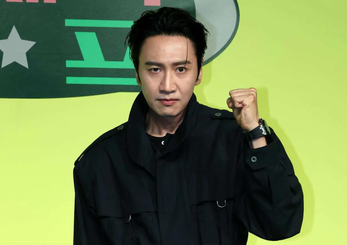 배우 이광수가 지난 5월 19일 오전 서울 종로구 JW 동대문 메리어트 호텔에서 열린 넷플릭스 새 예능프로그램 ‘유재석 캠프’ 제작발표회에 참석해 포즈를 취하고 있다. / 뉴스1