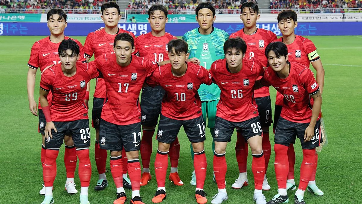 지난 9월 24일 경기 수원시 팔달구 수원월드컵경기장에서 열린 축구 국가대표 평가전 대한민국과 에콰도르의 경기 전 대한민국 선수들이 기념촬영을 하고 있다 / 뉴스1