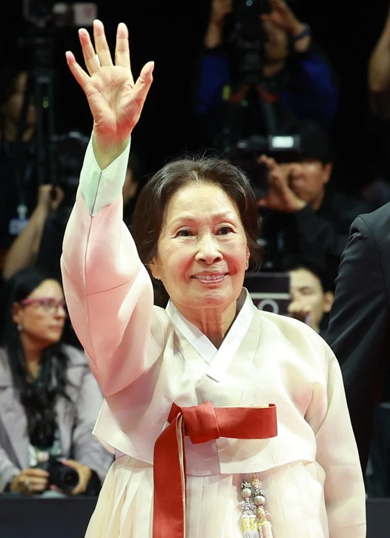 부산국제영화제 레드카펫을 밟은 배우 김혜자 / 뉴스1