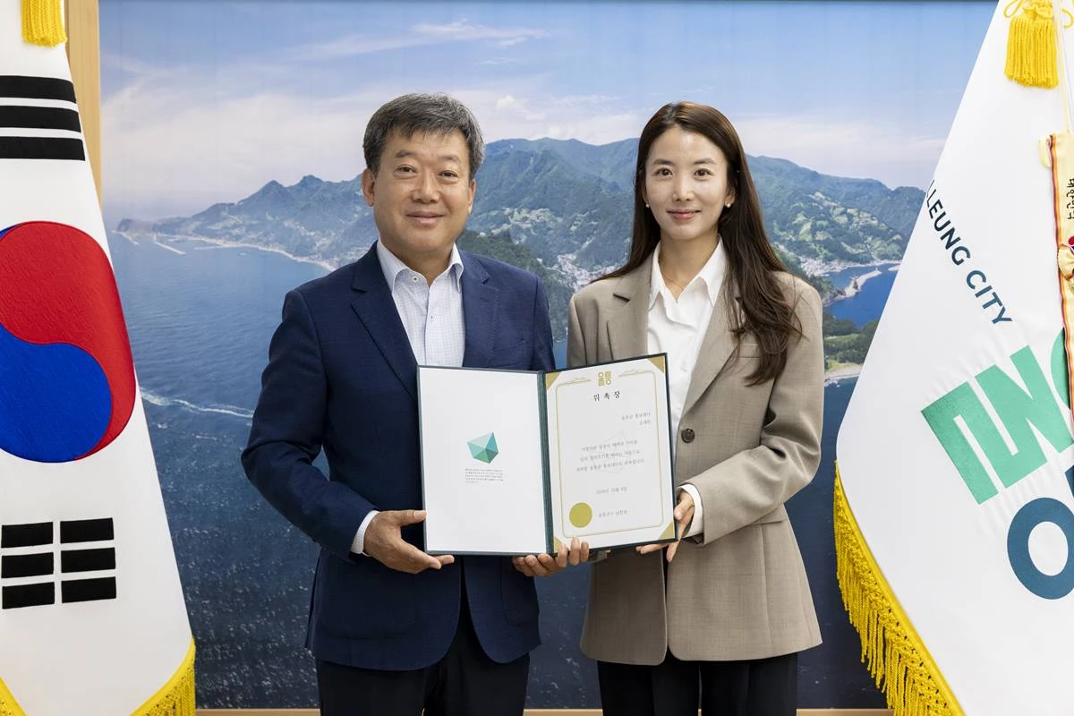 (왼쪽부터) 남한권 울릉군수와 오세진 작가/울릉군