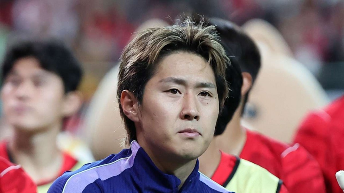 지난달 28일 서울 마포구 서울월드컵경기장에서 열린 축구 국가대표팀 평가전 대한민국과 우루과이의 경기에서 1-4로 패배한 대한민국 이강인이 관중석을 향해 인사하고 있다. / 뉴스1