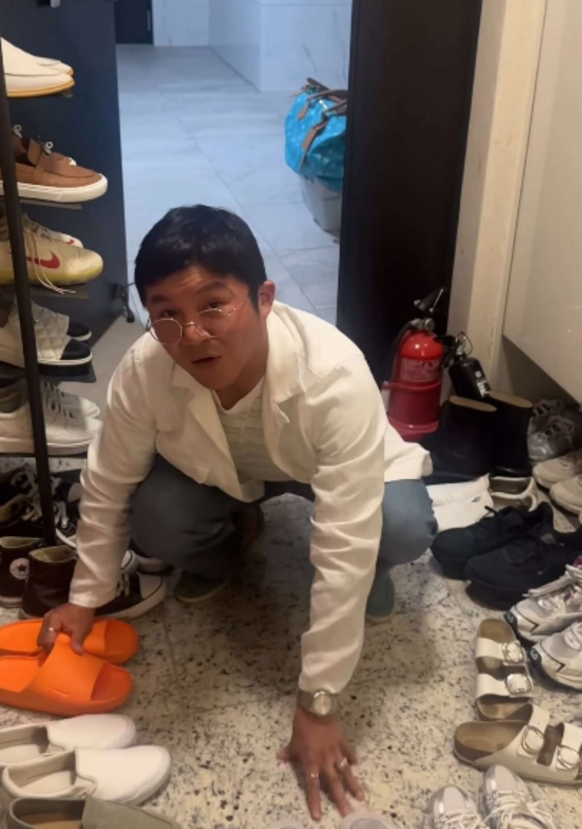 신발을 정리하고 있는 조세호. / SNS 캡처