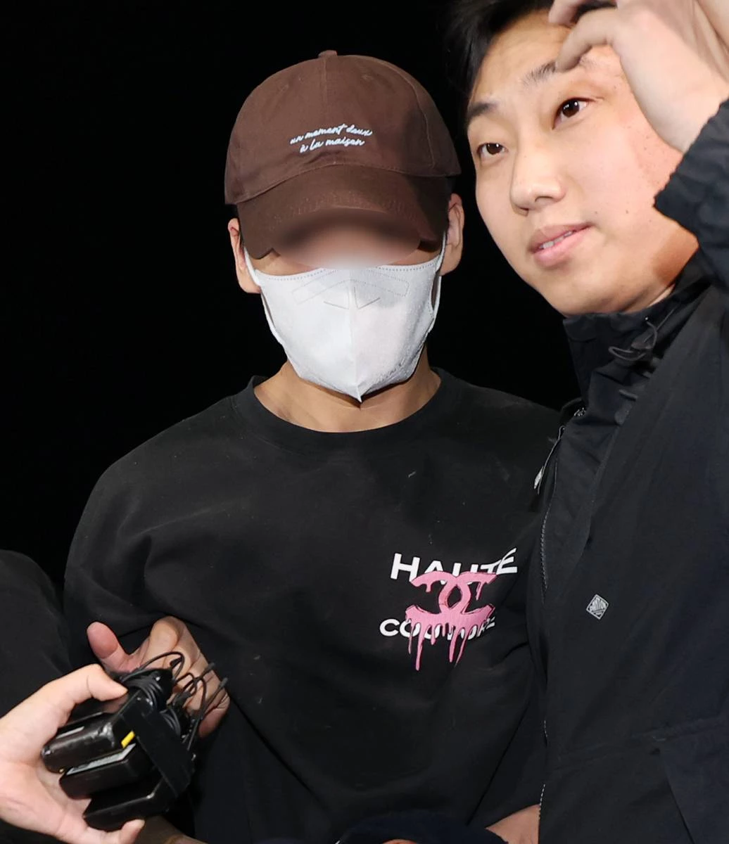 서울 송파구 문정동에서 장모를 살해하고 이혼 소송 중인 아내를 납치해 도주하다 강원 양양군에서 붙잡힌 20대 남성 A 씨가 지난 11일 서울 송파경찰서로 이송되고 있다 / 뉴스1