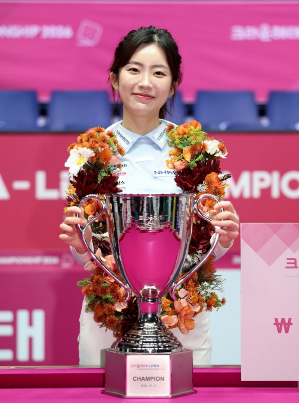 정수빈이 11일 경기 고양시 킨텍스 PBA 스타디움에서 열린 ‘크라운해태 LPBA 챔피언십’에서 우승한 뒤 트로피를 들고 포즈를 취하고 있다. / PBA 제공