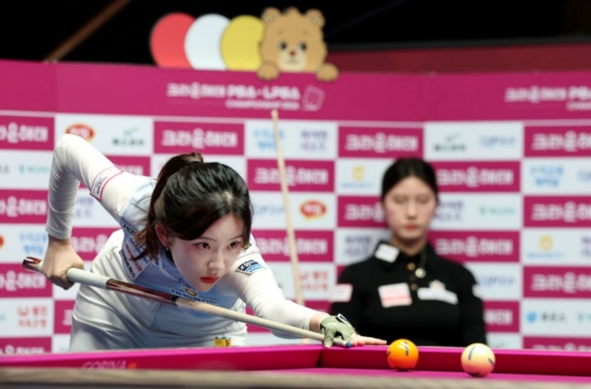 정수빈이 11일 경기 고양시 킨텍스 PBA 스타디움에서 열린 ‘크라운해태 LPBA 챔피언십’ 결승에서 이미래를 상대로 경기를 펼치고 있다. / PBA 투어 제공