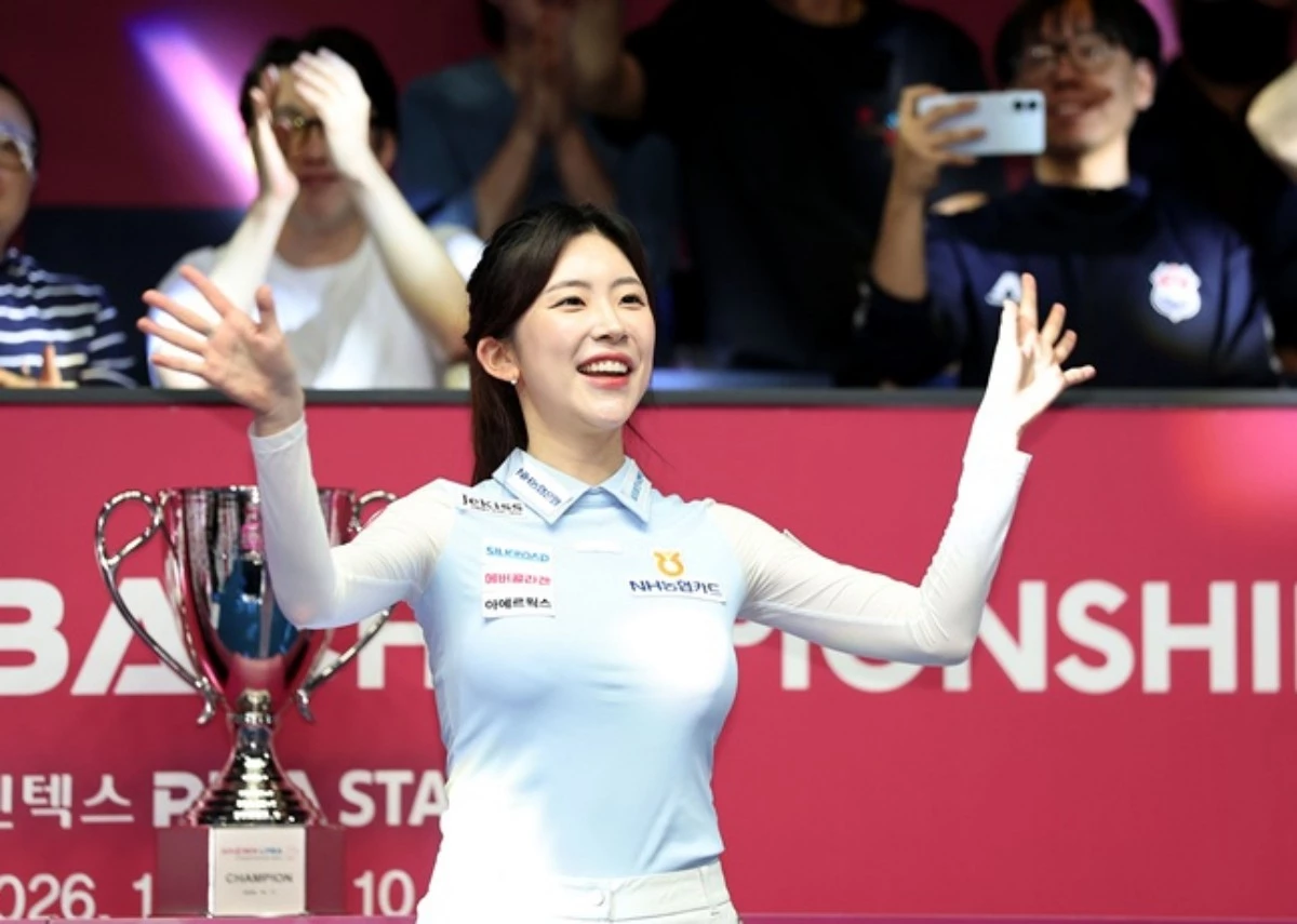 정수빈이 11일 경기 고양시 킨텍스 PBA 스타디움에서 열린 ‘크라운해태 LPBA 챔피언십’ 결승에서 이미래를 꺾고 데뷔 첫 우승을 확정한 뒤 두 손을 들어 환호하고 있다. / PBA 제공