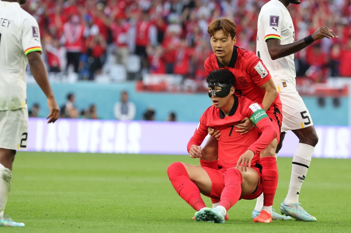 파울루 벤투 전 감독이 이끈 대한민국 축구대표팀 김진수가 2022년 카타르 알라이얀 에듀케이션 시티 스타디움에서 열린 2022 카타르 월드컵 조별리그 H조 2차전 가나와의 경기에서 치열한 볼다툼에서 넘어진 손흥민을 일으켜 세우고 있다. / 뉴스1
