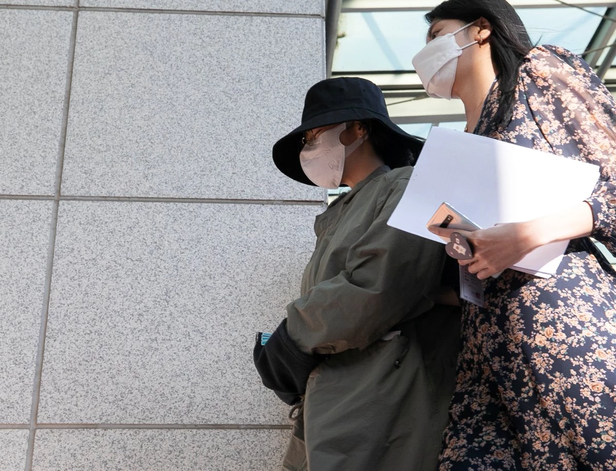 8억대 사망보험금을 노리고 남편 A씨를 숨지게 한 혐의로 공개수배된 이은해가 2022년 인천지방검찰청으로 압송되고 있다. / 뉴스1