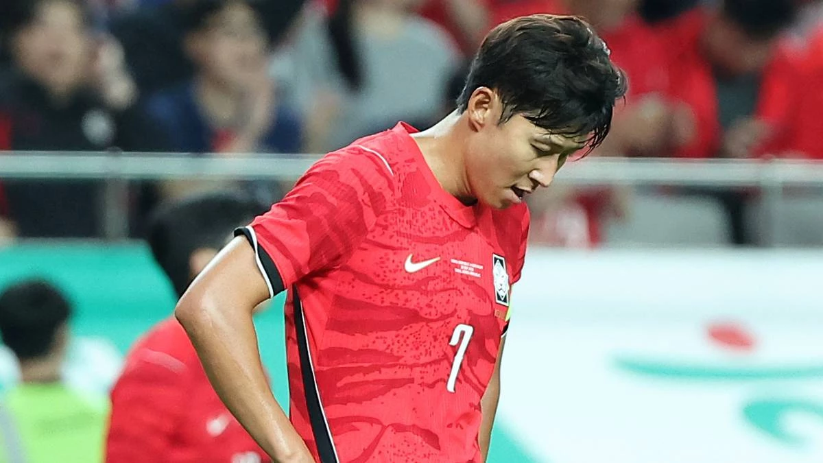 지난달 28일 서울 마포구 서울월드컵경기장에서 열린 축구 국가대표팀 평가전 대한민국과 우루과이의 경기에서 1-4로 패배한 대한민국 손흥민이 아쉬워하고 있다 / 뉴스1