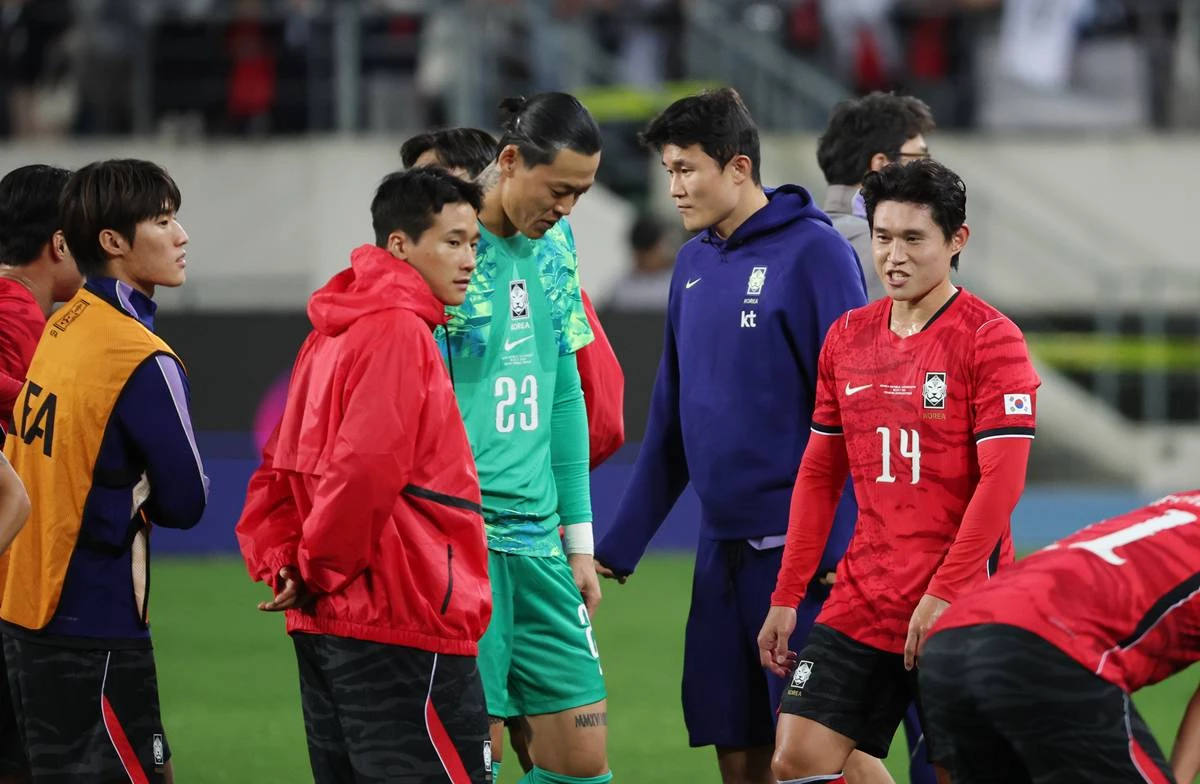 지난 6일 경기 용인시 처인구 용인미르스타디움에서 열린 축구 국가대표 평가전 대한민국과 우즈베키스탄의 경기, 2대0 승리를 거둔 대한민국 선수들과 김민재가 인사를 나누고 있다 / 뉴스1