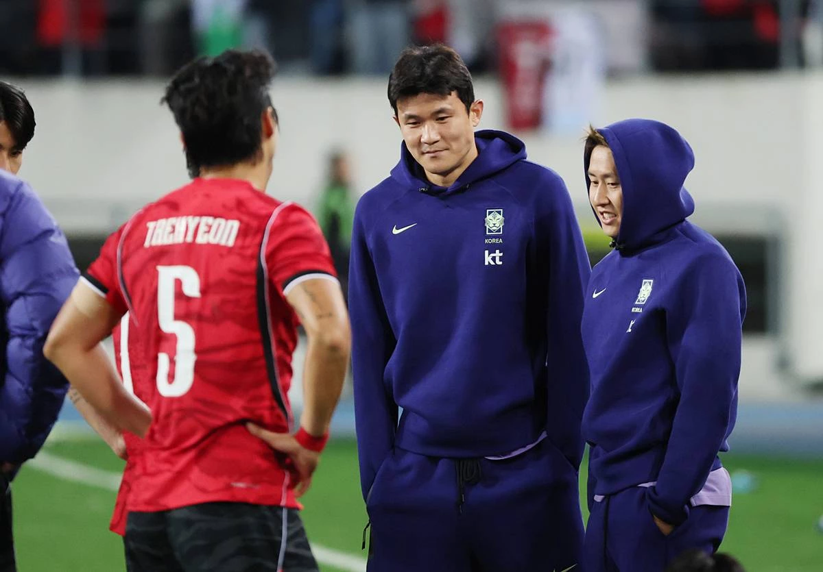지난 6일 경기 용인시 처인구 용인미르스타디움에서 열린 축구 국가대표 평가전 대한민국과 우즈베키스탄의 경기, 2대0 승리를 거둔 대한민국 선수들과 김민재가 인사를 나누고 있다 / 뉴스1