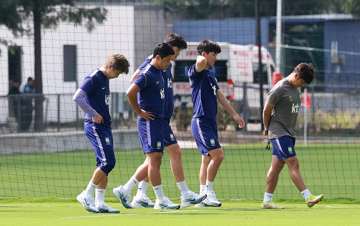 대한민국 축구국가대표팀 이강인, 김민재, 황희찬, 황인범 등이 지난 6월 25일(현지시간) 멕시코 과달라하라 인근 대한민국 축구대표팀의 베이스캠프 훈련장인 사포판 치바스 바예 베르데에서 회복 훈련하고 있다 / 뉴스1