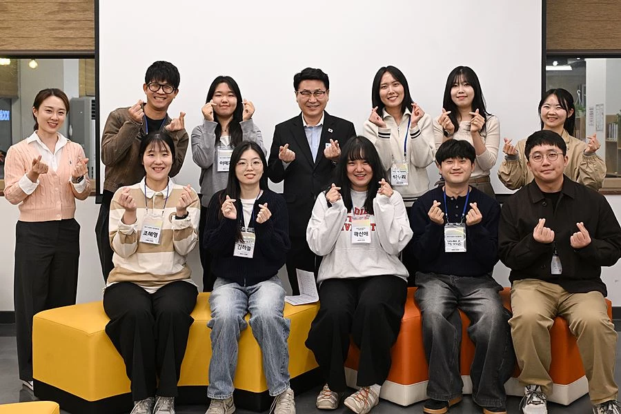 김원기 시장이 10월 8일 청년공감터에서 지역 청년들과 ‘청년의 일상 속으로 동행’을 진행한 후 기념촬영을 하고 있다