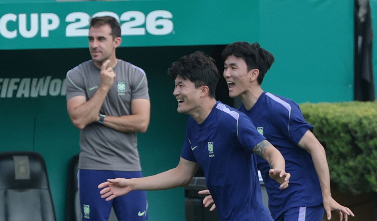 대한민국 축구 국가대표팀 김민재와 황인범이 지난 6월 23일(현지 시각) 멕시코 몬테레이 유니버시티 스타디움에서 남아공과 조별리그 최종전을 앞두고 훈련을 하고 있다. / 뉴스1