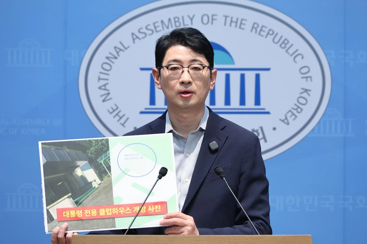 주진우 국민의힘 의원이 11일 서울 여의도 국회 소통관에서 대구 상가 천장 붕괴 사고 당시 이재명 대통령의 태릉 골프장 방문 의혹에 대한 기자회견을 하고 있다. / 뉴스1