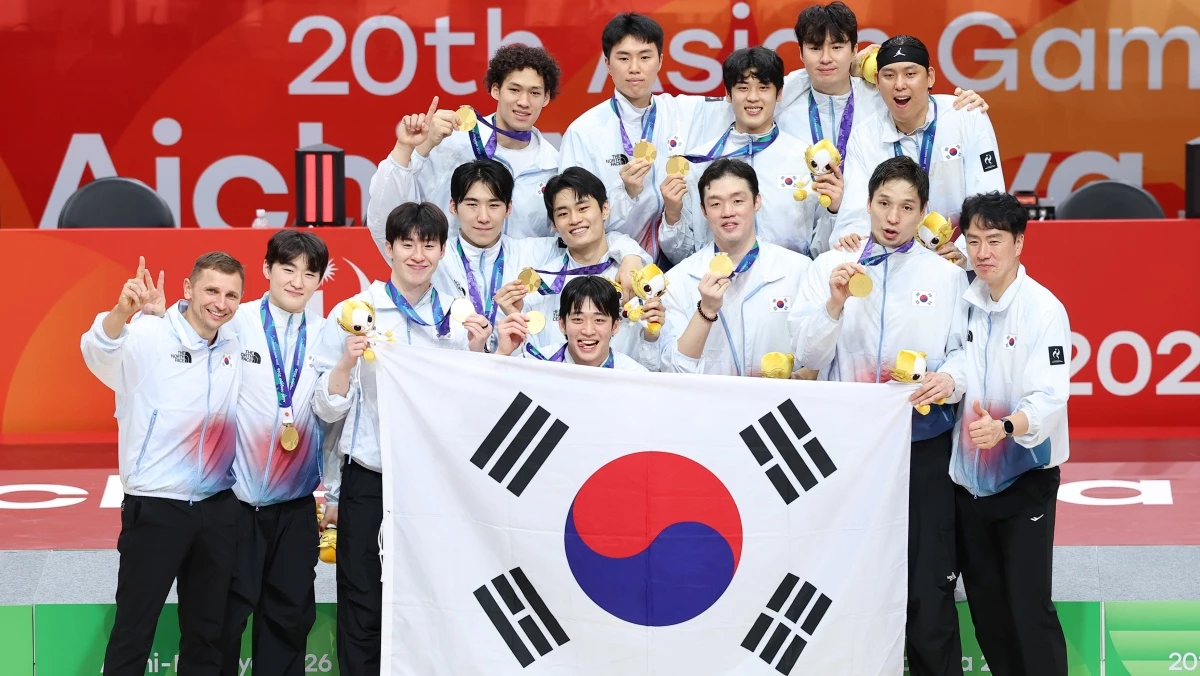 지난달 20일 일본 나고야 아이치 인터내셔널 아레나에서 열린 2026 아이치·나고야 아시안게임 남자농구 결승전 시상식에서 12년 만에 금메달을 획득한 대한민국 선수들이 기념촬영을 하고 있다. / 뉴스1