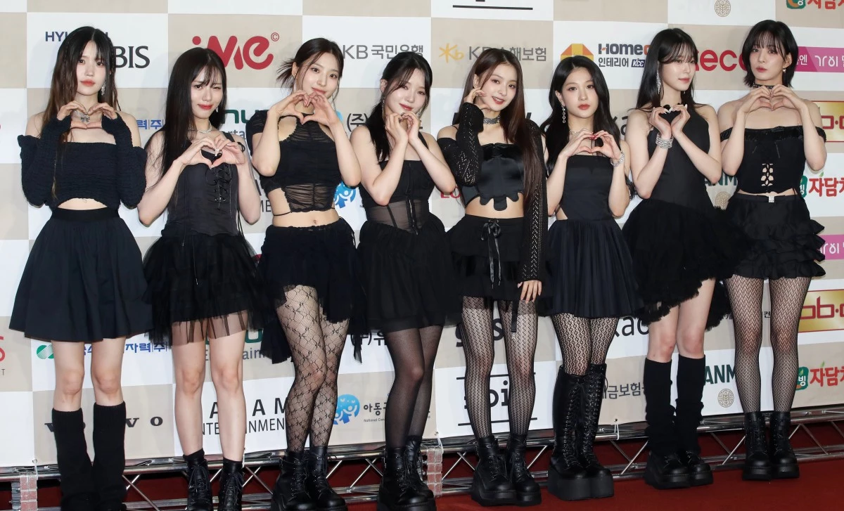 프로미스나인 송하영(왼쪽부터)과 박지원, 이새롬, 노지선, 이나경, 이서연, 백지헌, 이채영이 2023년 서울 중구 장충동 크레스트72에서 열린 2023 방송광고페스티벌에서 포즈를 취하고 있다.  / 뉴스1