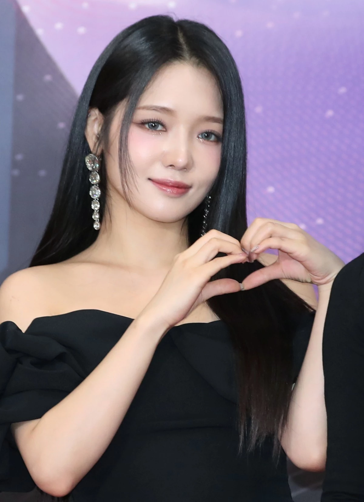 프로미스나인 노지선이 2023년 서울 영등포구 KBS 신관에서 진행된 ‘2023 뮤직뱅크 글로벌 페스티벌’ 레드카펫 행사에서 포즈를 취하고 있다.  / 뉴스1
