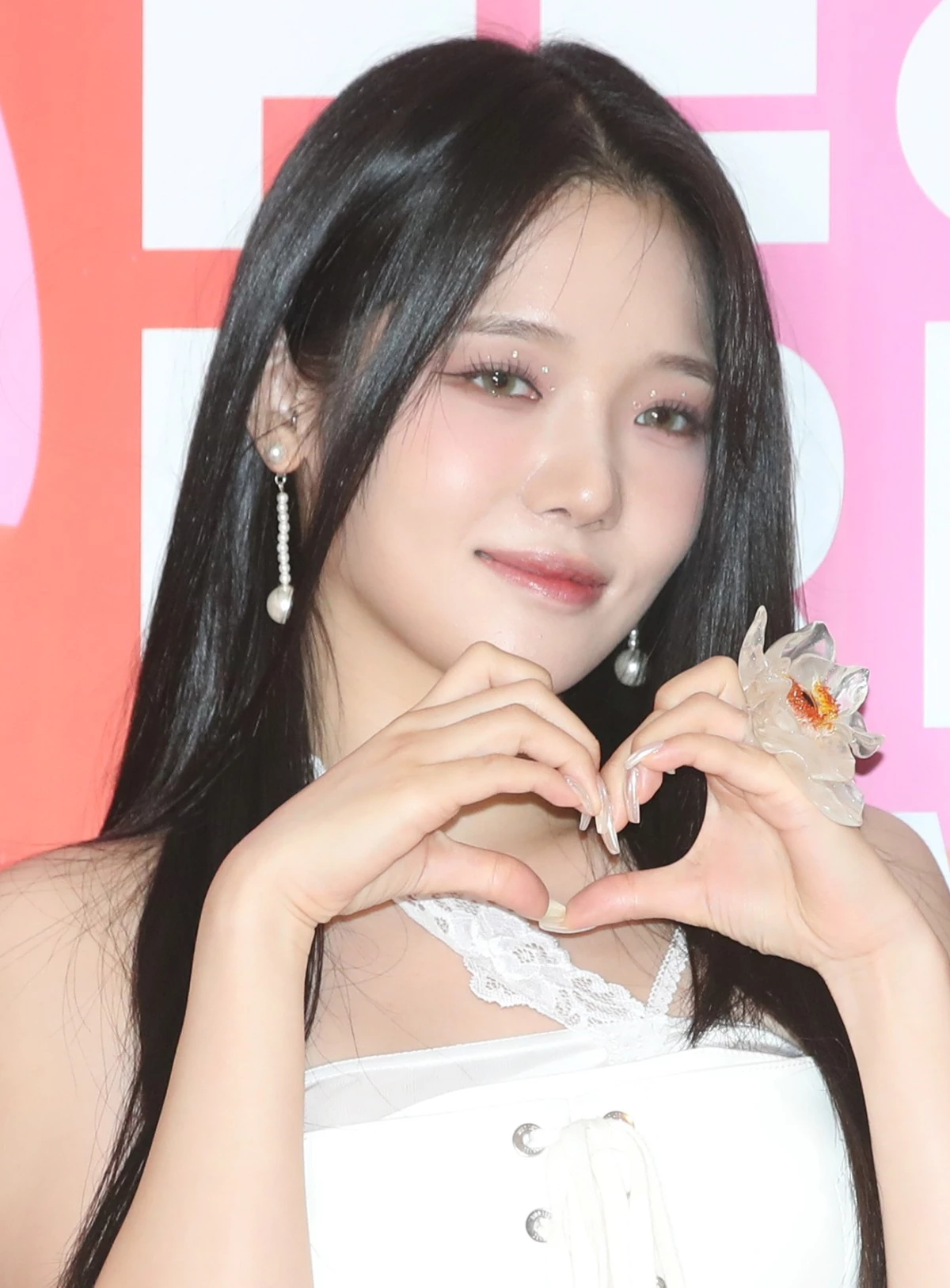 프로미스나인 노지선이 2023년 서울 송파구 올림픽 공원 KSPO돔에서 진행된 ‘2023 K 글로벌 하트 드림 어워즈’ 레드카펫 행사에서 포즈를 취하고 있다. / 뉴스1
