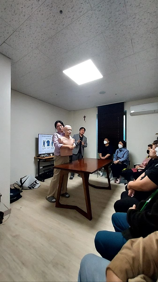 애니 마네킹 활용 실습하는 모습
