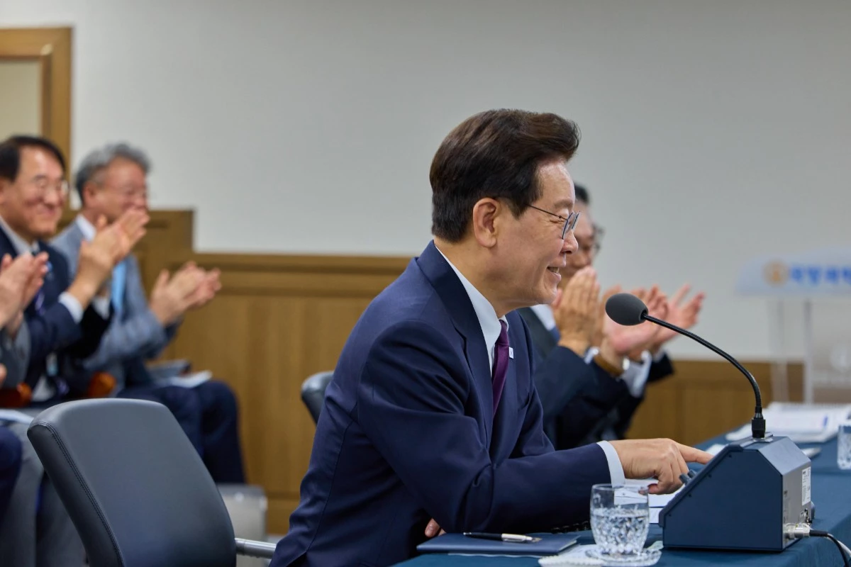 이재명 대통령이 8일 대전 국방과학연구소 안흥종합시험장에서 우리 기술로 연구개발 중인 극초음속 활공비행체(HGV)의 최초 시험발사를 성공시킨 실무진들을 격려하고 있다. / 청와대 제공