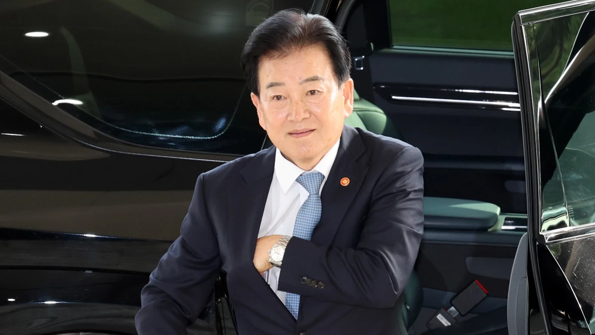 정동영 통일부 장관이 12일 서울 종로구 정부서울청사로 출근하고 있다. / 뉴스1